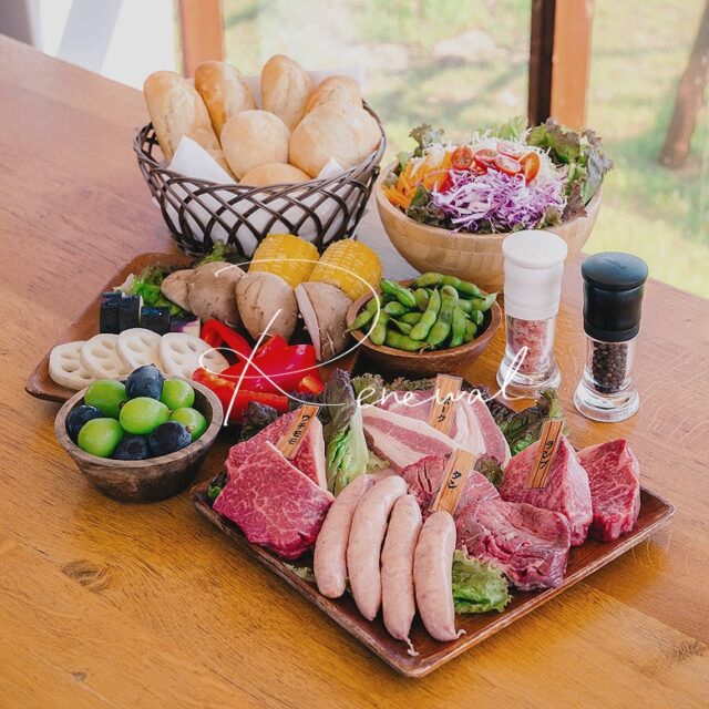 この度、当施設の大人気プラン「グランピングBBQ」のメニューが、
2025年8月1日(金)より、全面的にリニューアルしました！！✨😌

これまで頂戴したお客様からのアンケートや貴重なご意見をもとに、
皆様に「さらにご満足いただけるお食事体験をご提供したい！」という想いから、
スタッフ一同で何度も試食を重ねてまいりました。
お値段は据え置きのまま、お肉🍖の種類を増やし、これまで以上に満足度の高い内容となっております。

8月1日以降にご予約いただいているお客様につきましては、
新メニューへ自動的に切り替えさせていただきます。
現在、他のプランでご予約中のお客様も、
この機会にぜひ新しい「グランピングBBQプラン」への変更をご検討ください。

つきましては、新旧のメニュー内容を下記にご案内いたします。

----------------------------

■メニュー内容の変更について
【新メニュー（8月1日(金)～）※上記画像参照】
・厚切りタン
・黒毛和牛ランプ
・黒毛和牛モモ
・神戸ポーク
・神戸ポークウィンナー
・季節のサラダ
・枝豆
・バゲット
・季節のフルーツ
・アイスもなか

【旧メニュー】
・国産黒毛和牛ステーキ
・国産牛の三角バラ肉
・3種の神戸ポークウインナー
・スキレット3種（キーマカレー/鶏のアヒージョ/ブイヤベース）
・アイスもなか
・バケット
----------------------------

■プランの変更をご希望のお客様へ
これまでご提供しておりましたスキレット料理
（キーマカレー、鶏のアヒージョ、ブイヤベース）をご希望されていたお客様には、大変申し訳ございません。
スキレット料理がメインのプランといたしまして、
別途「十番スペシャルプラン」をご用意しております。
もし今回のリニューアルに伴い、ご予約プランの変更を希望される場合は、
大変お手数ですが、下記まで直接ご連絡いただけますようお願い申し上げます。
※プラン変更のご連絡は、ご宿泊日の3日前までにお願いいたします。

【お問い合わせ先】
電話番号：078-581-6000
メールアドレス：info@minotani.jp

新しくなったグランピングBBQプランで、皆様をお迎えできますことをスタッフ一同、心より楽しみにしております。

#グランドーム神戸天空
#銀河の湯
#神戸天空
#glampdome
#glampdome神戸天空
#グランドーム神戸天空スパスイート
#グランピング
#サウナ
#サ活
#温泉
#天然温泉
#sauna
#glamping
#自然界隈
#犬と泊まれる宿
#神戸夜景
#テントサウナ
#バレルサウナ
#旅游
#夜景キャンプ
#神戸夕日
#キャンプファイヤー