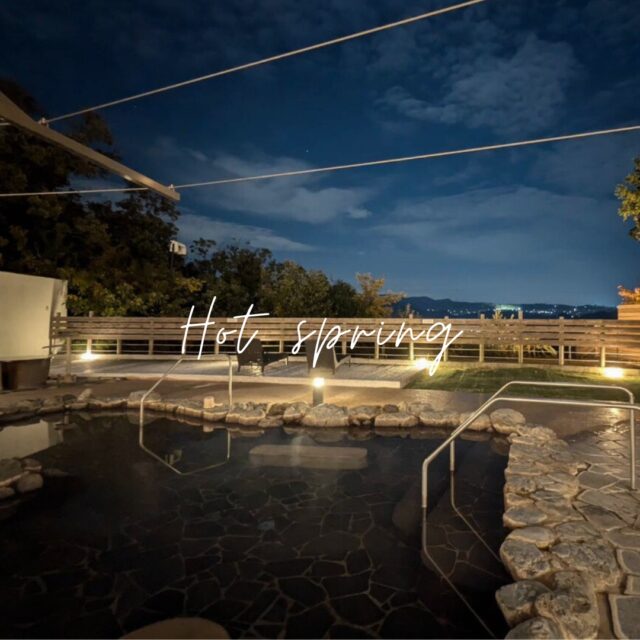 ᭄᭡

ランドーム神戸天空でございます🤗

••┈┈┈┈┈┈┈┈┈┈┈┈┈┈┈┈••

グランドーム神戸天空では、「銀河の湯」という温泉
を併設しており、宿泊者の方は無料で入っていただけます✨

【銀河の湯】
○ご利用時間

①15:00〜22:00　(※脱衣所含め)
宿泊者最終入場21：45

朝風呂(宿泊者様限定)
②07:00〜09:00

〇特徴
銀河の湯は、「美肌の湯」と言われるくらいお肌に抜群な効能がございます( ᴗˬᴗ)✧︎*。
標⾼280ｍ 丹⽣⼭系に守られ、豊かな⾥⼭を残し、神⼾市北区を⾒渡す⾼台で、
露天⾵呂では屋根のない開放的な空間！
星空を眺めながらリラックスした時間をお過ごしいただけます！
また湧出温度は、33.8℃と温めですが体温に近い温度であり、気持ち良く⻑湯ができる温泉となっております！

••┈┈┈┈┈┈┈┈┈┈┈┈┈┈┈┈••

詳しくはプロフィールリンク🔗よりHPへ

皆様のご来場、スタッフ一同、心よりお待ちしております

#グランドーム神戸天空
#銀河の湯
#神戸天空
#glampdome
#glampdome神戸天空
#グランドーム神戸天空スパスイート
#グランピング
#サウナ
#サ活
#温泉
#天然温泉
#sauna
#glamping
#自然界隈
#犬と泊まれる宿
#神戸夜景
#テントサウナ
#バレルサウナ
#旅游
#夜景キャンプ
#神戸夕日
#キャンプファイヤー