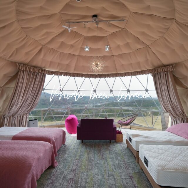 ʕ·͡·ʔฅ’’

グランドーム神戸天空でございます！
神戸の夜景ってとても綺麗ですよね！
そんな神戸の夜景を満喫できるお部屋がグランドーム神戸天空にございます。

✼••┈┈┈••✼••┈┈┈••✼••┈┈┈••✼••┈┈┈••✼

神戸の夜景を満喫できちゃう「プライベートビューテラス」！！

「プライベートビューテラス」はその名の通り、プライベート空間で夜景を楽しめるテラスがあります。
プライベートビューテラスから見える夜景はすごく綺麗で感動ものです😉✨
グランピングを楽しみながら夜景も楽しめちゃうなんてすごく贅沢ですよね💫
各ドームに設置してあるブランコに乗ってゆったり景色で見るのがスタッフの一押しです👍
グランドーム神戸天空素敵なでひと時を過ごしてみませんか？

✼••┈┈┈••✼••┈┈┈••✼••┈┈┈••✼••┈┈┈••✼

皆様のご来場、スタッフ一同、心よりお待ちしております。

ご予約は下記まで☟
https://kobetenku.com/glampdome/

皆様のご来場、スタッフ一同、心よりお待ちしております。

#グランドーム神戸天空
#銀河の湯
#神戸天空
#glampdome
#glampdome神戸天空
#グランドーム神戸天空スパスイート
#グランピング
#サウナ
#サ活
#温泉
#天然温泉
#sauna
#glamping
#自然界隈
#犬と泊まれる宿
#神戸夜景
#テントサウナ
#バレルサウナ
#旅游
#夜景キャンプ
#グランピング神戸
#キャンプファイヤー