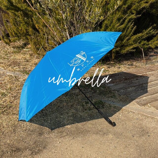 グランドーム神戸天空です🌿
皆様、いかがお過ごしでしょうか。

グランドーム神戸天空では、各お部屋に傘をご用意しております☔️
急な雨でも安心して外出可能◎

神戸天空ロゴマーク入りのオリジナル傘とともに、
雨の中でも自然の美しさをお楽しみください🌧✨

※傘のお持ち帰り・販売はお断りしております。

皆さまのご来場をスタッフ一同、心よりお待ちしております。

詳しくはプロフィールのリンク🔗よりHPへ

#神戸天空リゾート
#グランドーム神戸天空
#glampdomekobetenku
#グランピング
#天然温泉
#神戸旅行
#犬と泊まれる宿
#犬とお出かけ
#バレルサウナ
#温泉付きグランピング
#自然
#グランピング関西
#温泉