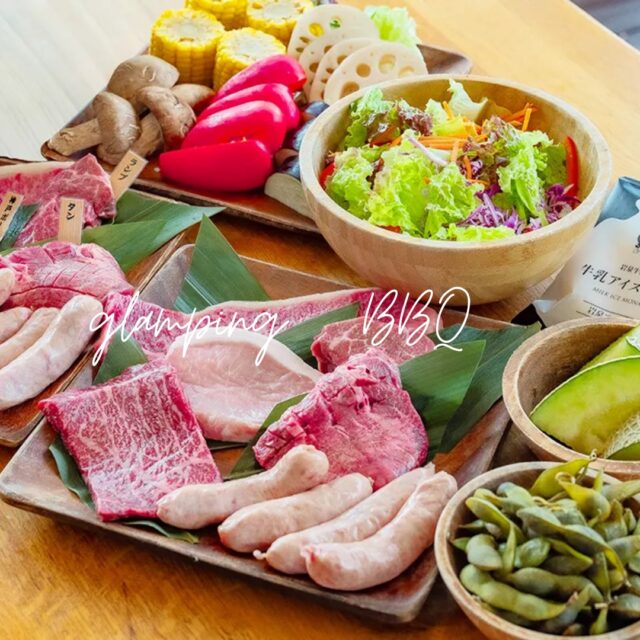 こんばんは。
グランドーム神戸天空です✨

あっという間に2月も終わり。
皆さまいかがお過ごしでしょうか？

今回は、当施設自慢の【グランピングBBQ】をご紹介します🍖🔥

神戸の美しい夜景と大自然に包まれながら味わう、贅沢なBBQセット。

🥩 黒毛和牛サーロイン
🥩 厚切りタン
🥩 ランプ・モモ
🐖 旨みあふれる神戸ポーク
🌭 ジューシーなウィンナー

選び抜かれた素材を、豪快に、そして贅沢に。
一口ごとに広がる旨みが、特別な夜をより一層彩ります。

その他、サラダや季節のフルーツもご用意しております！
見た目も華やかでボリューム満点のメニューは、
ご家族やご友人、大切な方とのひとときを忘れられない思い出にしてくれます✨

ご宿泊の際は、ぜひご堪能くださいませ。

※写真は4人前のイメージです。
-----------------------------

皆様のご来場、スタッフ一同、心よりお待ちしております
詳しくはプロフィールリンク🔗よりHPへ

#神戸天空リゾート
#グランドーム神戸天空
#glampdomekobetenku
#グランピング
#天然温泉
#神戸旅行
#犬と泊まれる宿
#犬とお出かけ
#バレルサウナ
#温泉付きグランピング
#自然
#グランピング関西
#温泉