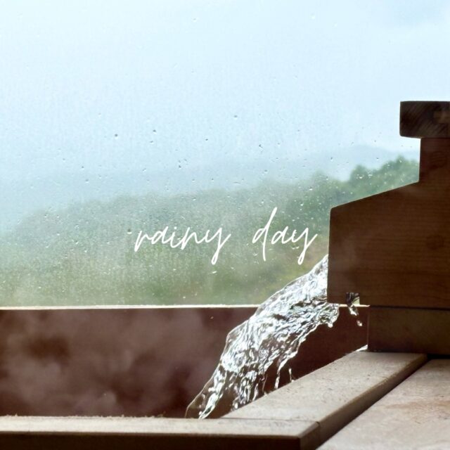 こんにちは、グランドーム神戸天空です⛅️

「グランピングしたいけど雨かも…☔️」って迷うこと、ありませんか？
でも実は、雨の日こそちょっと特別なんです。

スパスイートエリアのお部屋にはヒノキ風呂付き♨️
しとしと降る雨の音をBGMに、のんびり温泉タイム…最高です。

さらに【スパスイート】【スパスイートスイートビュー】では、バレルサウナも楽しめます🧖‍♀️
雨×サウナで“ととのう”体験、クセになりますよ。

もちろんBBQも各お部屋のすぐ隣でOK🍖
天気を気にせず、気楽に楽しめます◎

「雨だからやめとこうかな」が「雨でも行きたい」に変わるグランピング。
いつもと違う、ちょっと贅沢な時間をどうぞ🌿

#神戸天空リゾート
#グランドーム神戸天空
#glampdomekobetenku
#グランピング
#天然温泉
#神戸旅行
#犬と泊まれる宿
#犬とお出かけ
#バレルサウナ
#温泉付きグランピング
#自然
#グランピング関西
#温泉