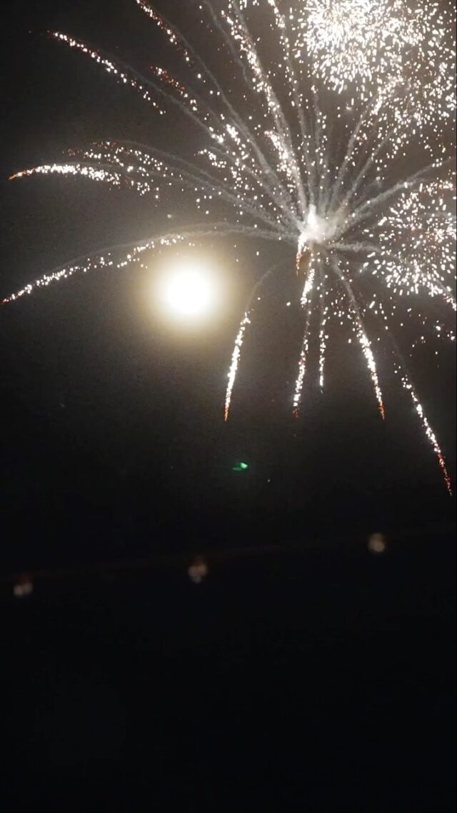 今年の夏も終わりにさしかかり、山の上では早くも秋らしい風を迎えています。
神戸天空リゾートの夏を彩った縁日イベントの様子をお届けいたします。

山に響く音楽と屋台の匂い、2階テラスからの巨大流しそうめん、こだわりのワインバー、夜空に浮かぶランタン、線香花火。
百名を超えるお客様と、夏夜の夢のような素敵な思い出を残すことができました。

お越しいただきました皆様、ご来場誠にありがとうございました。
またのお越しを、スタッフ一同心よりお待ちしております。

神戸天空リゾートでは、今後も季節のイベントやクラフト体験、アクティビティなどを予定しております。
当インスタグラムアカウント、HPをぜひご確認ください。
また、イベント利用、団体様利用、企業研修なども常時承っておりますので、お気軽にお問合せください。

神戸天空縁日イベント
2026.7.14

コンテンツ
・屋外音響DJ
・巨大流しそうめん
・スカイランタン
・線香花火
・屋台
・ワインバー

#グランドーム神戸天空 #グランピング #絶景キャンプ