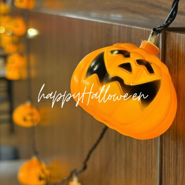 🎃🍂 グランドーム神戸天空です 🍂🎃

10月に入り、少しずつ涼しく過ごしやすい季節になってきましたね。
皆さま、いかがお過ごしでしょうか？✨

グランドーム神戸天空では、スタッフが心を込めて、フロント付近をハロウィン仕様に飾り付けしました👻🎃

館内のあちこちに見えるかわいいかぼちゃたちが、秋の訪れを感じさせてくれます🍁

そして今年は、ハロウィン限定のフォトスポットもご用意しています📸✨

ご来館の際は、ぜひ記念に写真を撮って、素敵な思い出を残してくださいね🎃👻

皆さまのお越しをスタッフ一同、心よりお待ちしております♪

#神戸天空リゾート
#グランドーム神戸天空
#銀河の湯
#神戸天空
#glampdome
#glampdomekobetenku
#グランピング
#温泉
#天然温泉
#sauna
#神戸旅行
#グランピング女子会
#犬と泊まれる宿
#犬とお出かけ
#ドッグラン
#BBQ
#神戸ドッグラン
#温泉付きグランピング
#自然